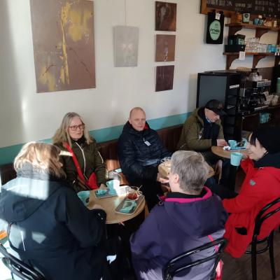 Aikuisia keskustelemassa